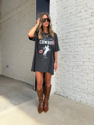 The Laundry Room | Kiss Me Cowboy Oversized Tee Black Snow